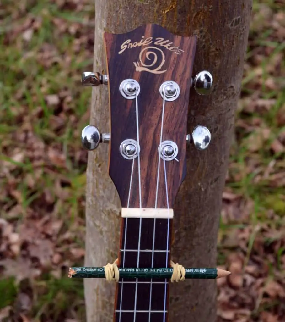 DIY ukulele capo using a pencil and rubber band