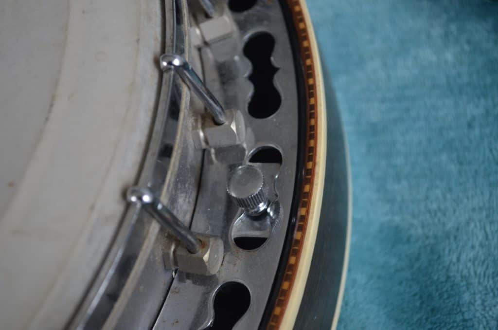 the thumb screws on a banjo